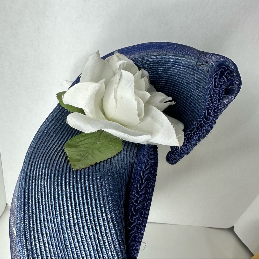 Elegant Vintage Navy Blue Hat with White Flower Accent - Picture 5 of 7